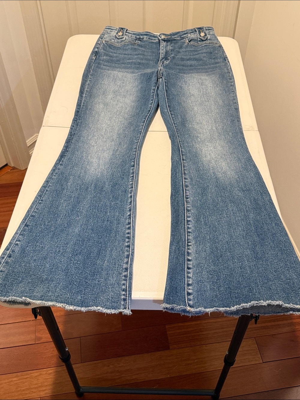 Mica Hippie Bell Bottom Stretch Buckle Belt Loop Mod Curve Hugging Blue Jean 30W